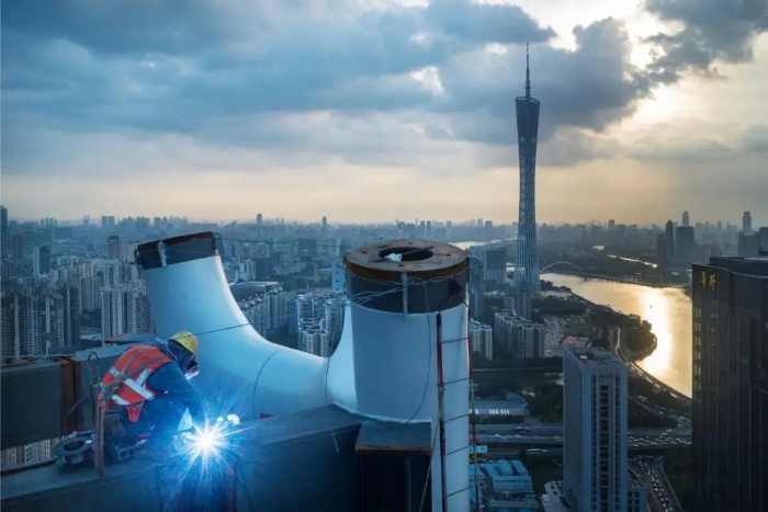 2023年6月5日，广州琶洲人工智能与数字经济试验区，工人正在高空建筑外围钢构件焊接安装作业。陈志强 摄